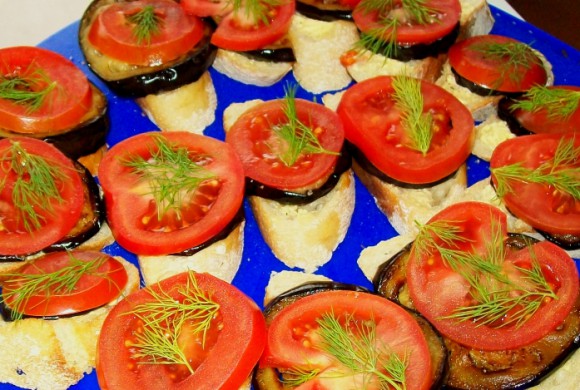 Tierleidfrei genießen: Auberginen-Tomaten-Baguette Tierleidfrei genießen: Auberginen-Tomaten-Baguette