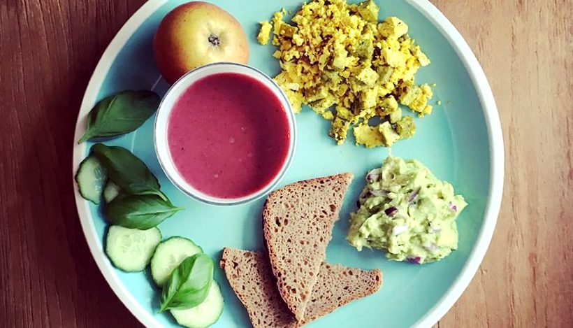 Tierleidfrei genießen: Avocadocreme, Rührtofu und rote Bete-Smoothie Tierleidfrei genießen: Avocadocreme, Rührtofu und rote Bete-Smoothie