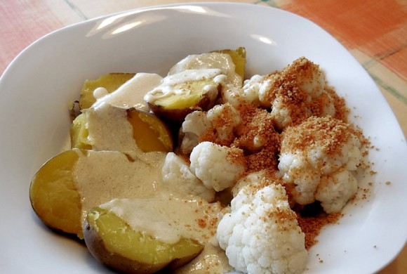 Tierleidfrei genießen: Blumenkohl mit Kartoffeln und Sauce Hollandaise Tierleidfrei genießen: Blumenkohl mit Kartoffeln und Sauce Hollandaise