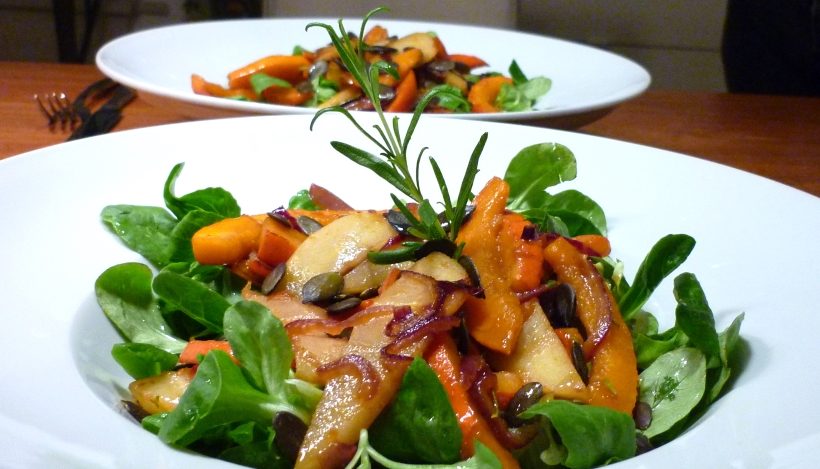 Tierleidfrei genießen: Rosmarin-Feldsalat mit karamellisiertem Kürbis Tierleidfrei genießen: Rosmarin-Feldsalat mit karamellisiertem Kürbis