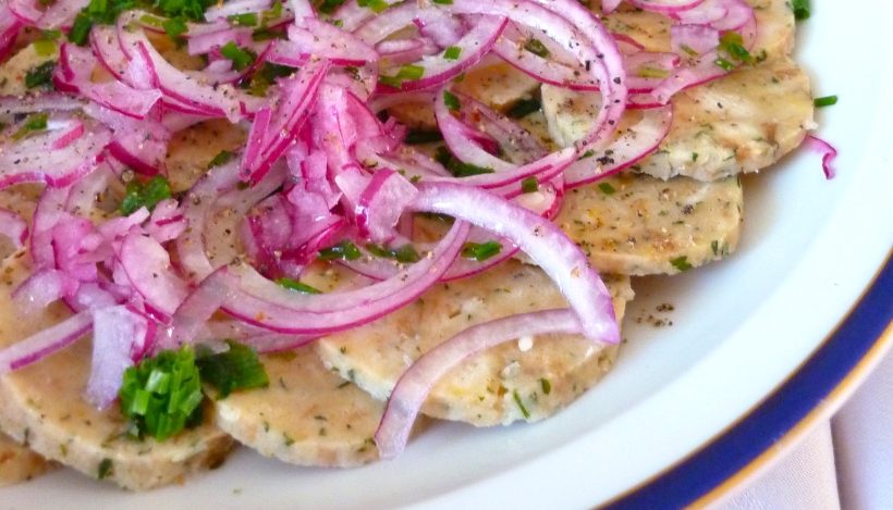 Tierleidfrei genießen: Bayerisches Knödel-Carpaccio Tierleidfrei genießen: Bayerisches Knödel-Carpaccio