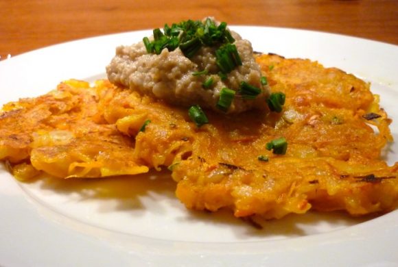 Tierleidfrei genießen: Kürbis-Rosmarin-Rösti mit Knoblauchmus Tierleidfrei genießen: Kürbis-Rosmarin-Rösti mit Knoblauchmus