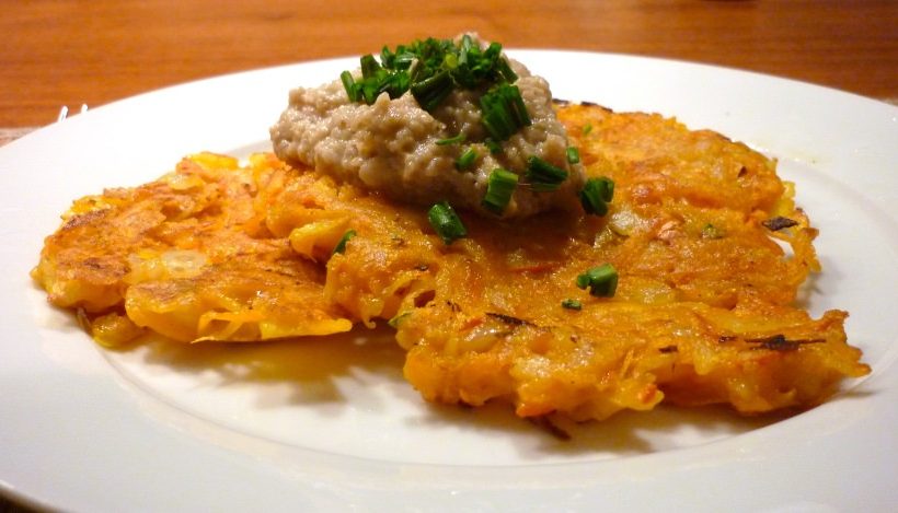 Tierleidfrei genießen: Kürbis-Rosmarin-Rösti mit Knoblauchmus Tierleidfrei genießen: Kürbis-Rosmarin-Rösti mit Knoblauchmus