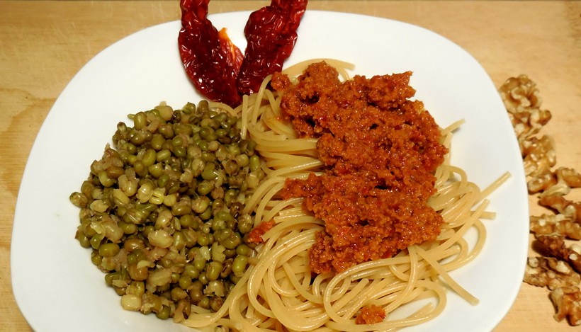 Tierleidfrei genießen: Pasta mit Walnuss-Tomaten-Pesto & Mungbohnen Tierleidfrei genießen: Pasta mit Walnuss-Tomaten-Pesto & Mungbohnen