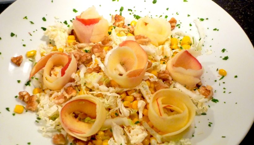 Tierleidfrei genießen: Chinakohlsalat mit Apfelblüten Tierleidfrei genießen: Chinakohlsalat mit Apfelblüten