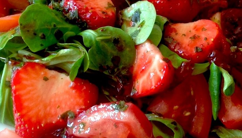 Tierleidfrei genießen: Fruchtiger Feldsalat mit Basilikumdressing Tierleidfrei genießen: Fruchtiger Feldsalat mit Basilikumdressing