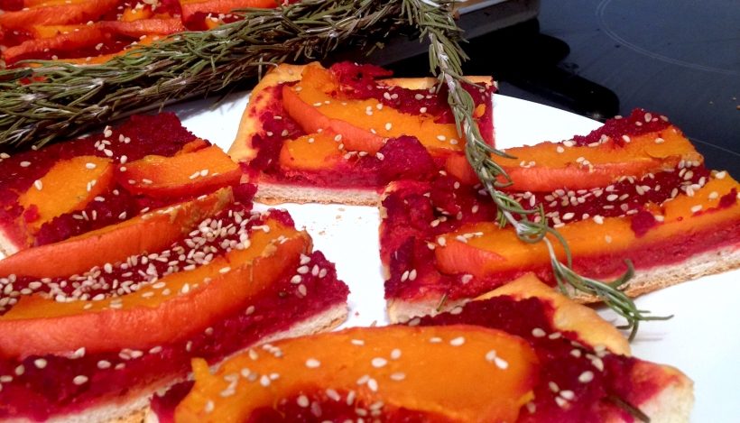 Tierleidfrei genießen: Kürbis-Rote Beete-Pizza Tierleidfrei genießen: Kürbis-Rote Beete-Pizza