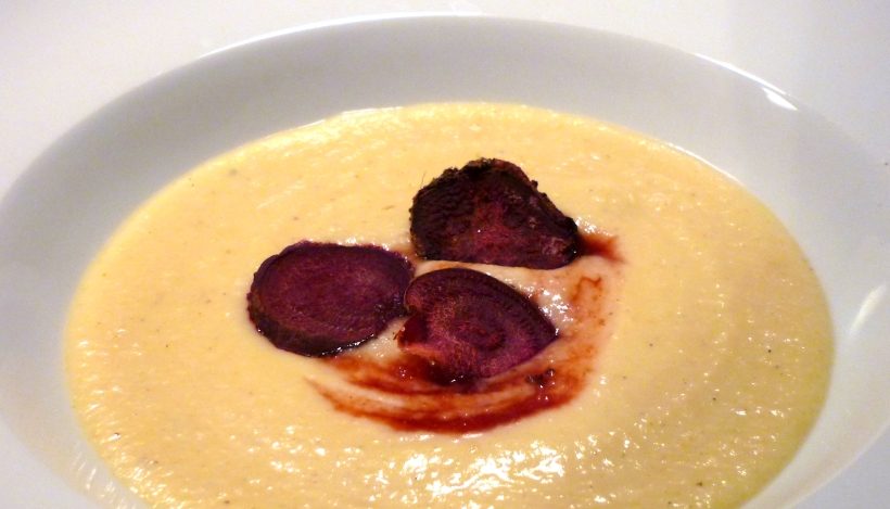 Tierleidfrei genießen: Pastinaken-Weinschaumsuppe mit gebackenen Gemüsechips Tierleidfrei genießen: Pastinaken-Weinschaumsuppe mit gebackenen Gemüsechips
