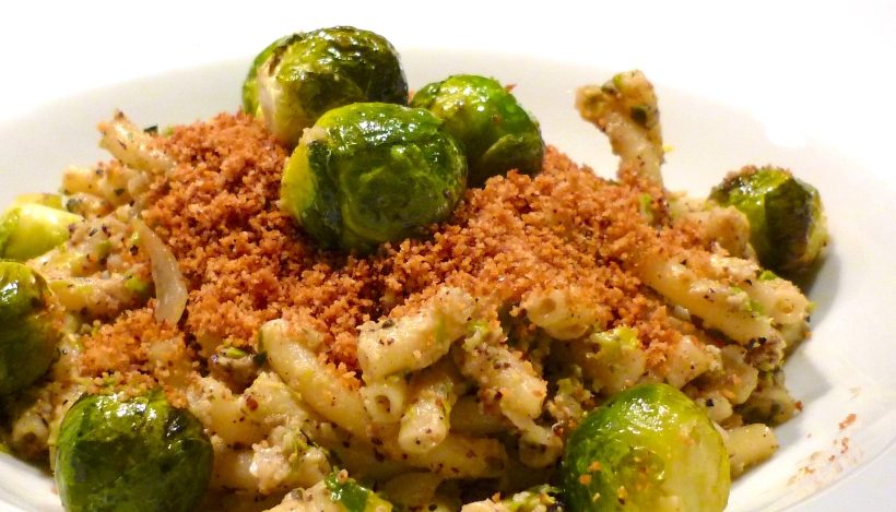 Tierleidfrei genießen: Pasta mit Rosenkohl-Pesto und gerösteten Semmelbröseln Tierleidfrei genießen: Pasta mit Rosenkohl-Pesto und gerösteten Semmelbröseln