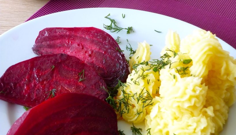 Tierleidfrei genießen: Skordalia mit gebackener roter Beete Tierleidfrei genießen: Skordalia mit gebackener roter Beete