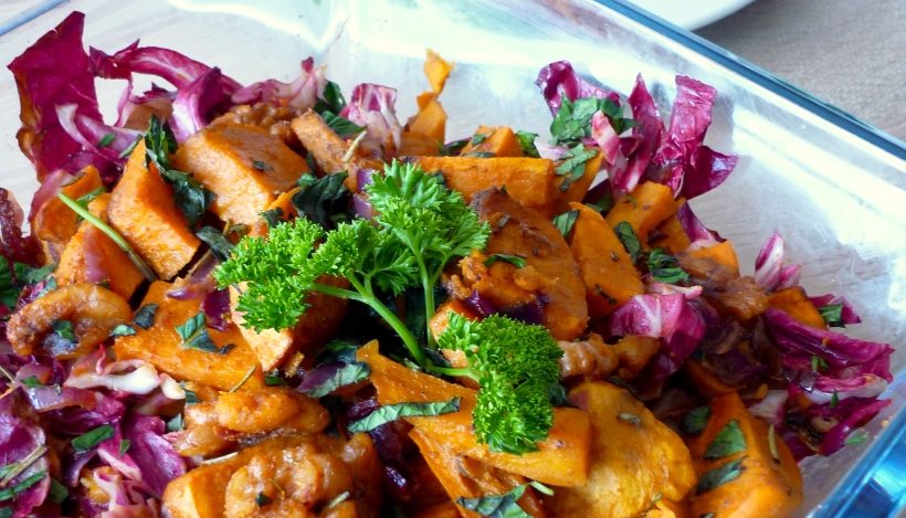 Tierleidfrei genießen: Süßkartoffelsalat mit Walnüssen und Minze Tierleidfrei genießen: Süßkartoffelsalat mit Walnüssen und Minze