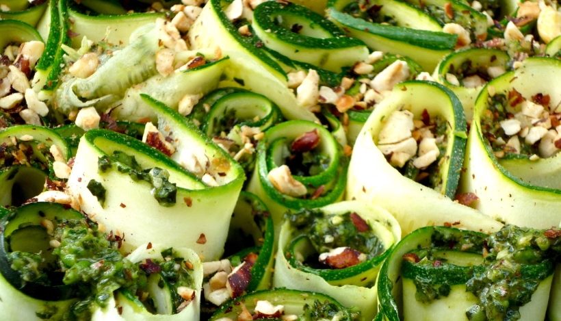 Tierleidfrei genießen: Zucchini-Pesto-Locken mit gerösteten Haselnüssen Tierleidfrei genießen: Zucchini-Pesto-Locken mit gerösteten Haselnüssen
